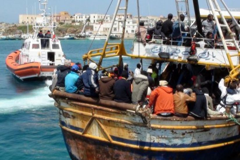Des réfugiés libyens arrivent en Italie par la mer le 19 avril 2011 (AFP)