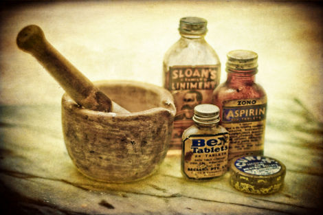 Mortier et vieilles bouteilles de médicaments (Louise Docker/Flikr/CC)